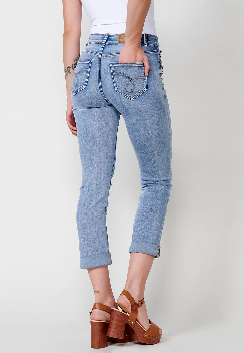 Pantalón largo jeans slim con acabado en vuelta y detalle de pedrería en los bolsillos delanteros para mujer - Image 6