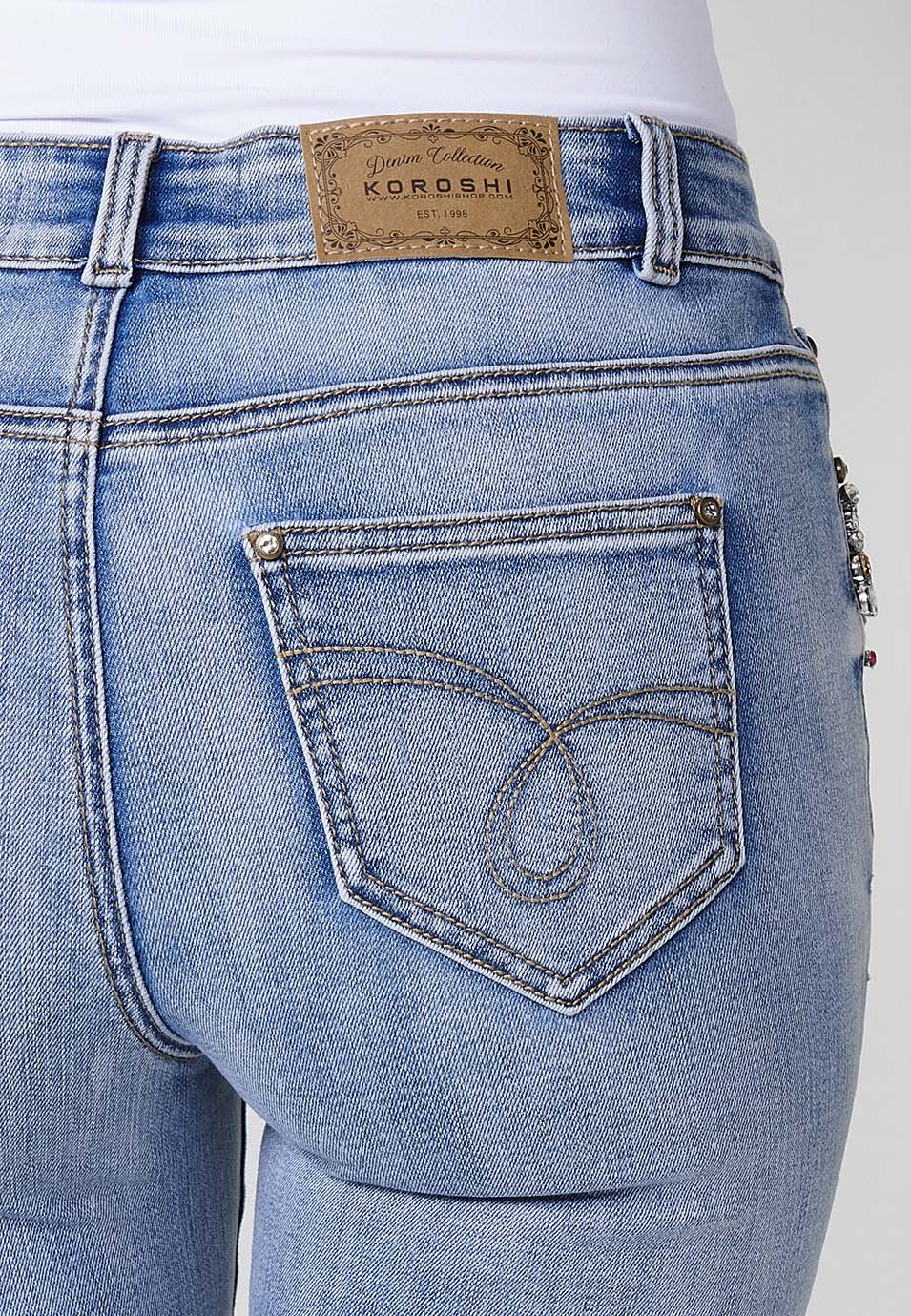 Pantalón largo jeans slim con acabado en vuelta y detalle de pedrería en los bolsillos delanteros para mujer - Image 8