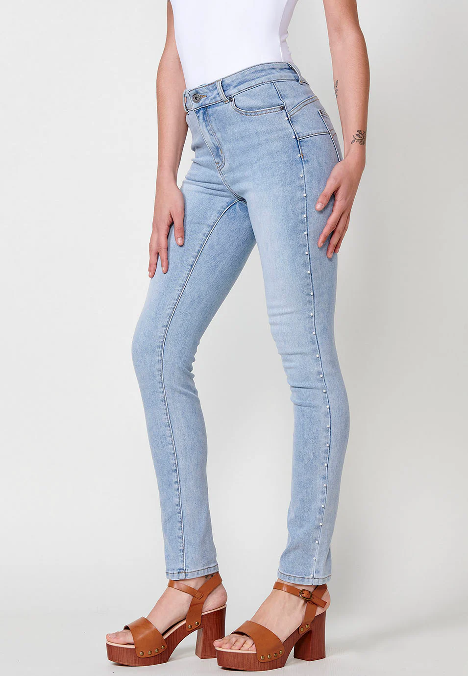 Pantalón largo jeans slim push up con detalles de perlas en los laterales para mujer - Image 3