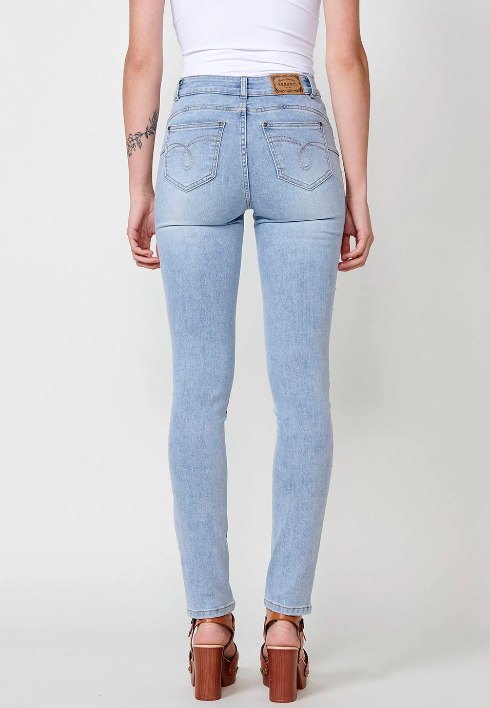 Pantalón largo jeans slim push up con detalles de perlas en los laterales para mujer - Image 5