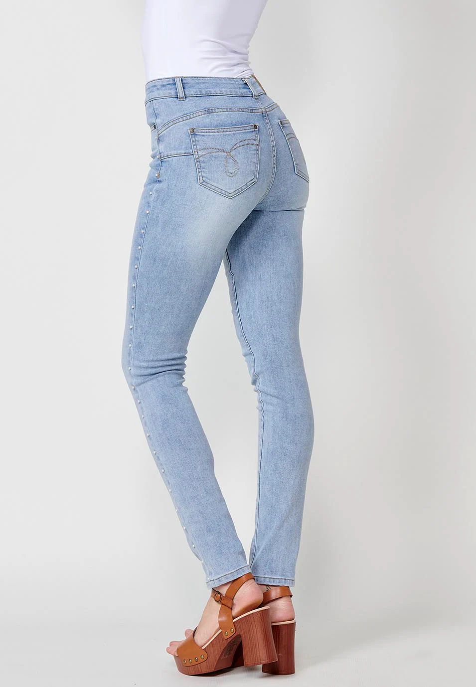 Pantalón largo jeans slim push up con detalles de perlas en los laterales para mujer - Image 7