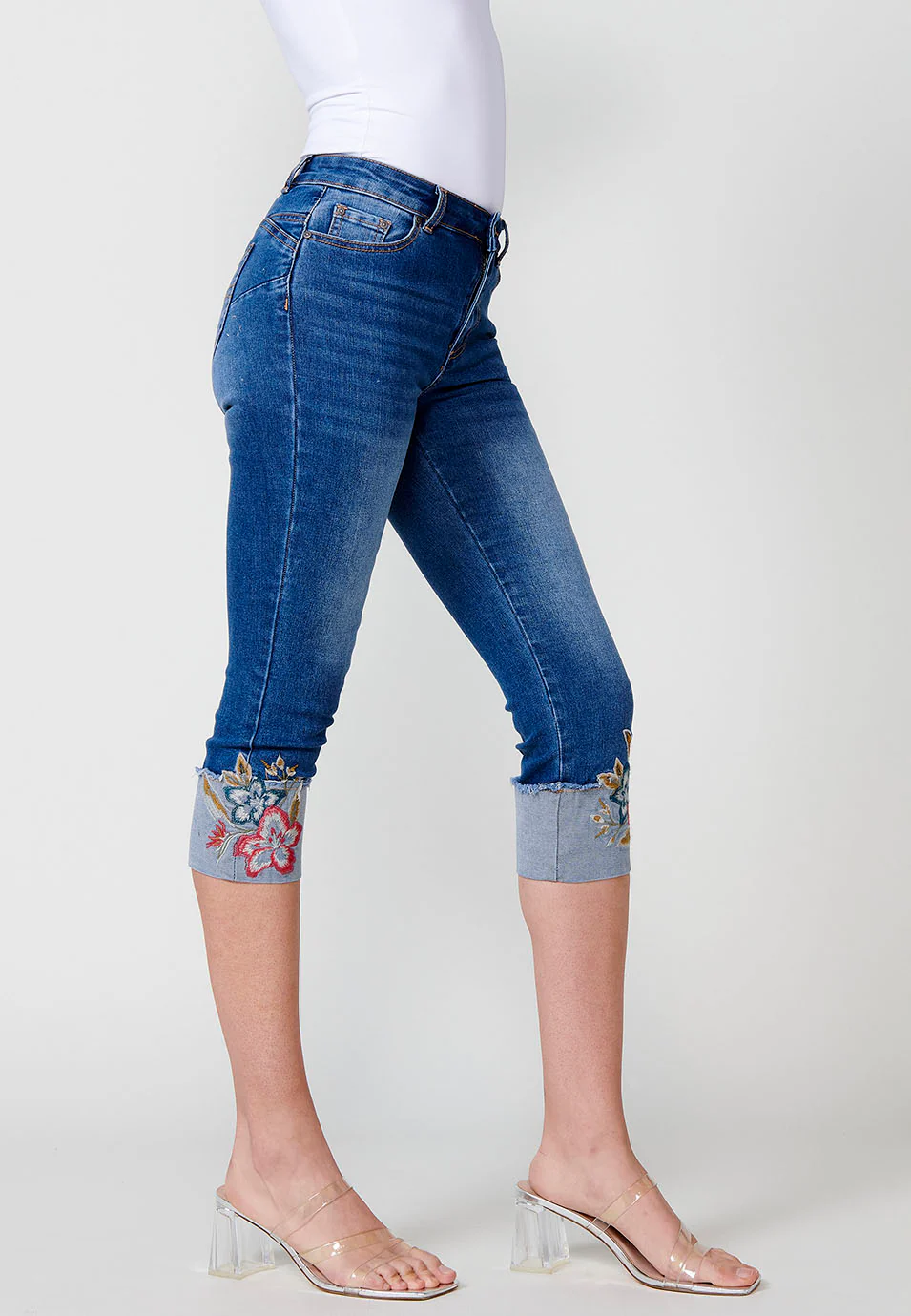 Pantalón pirata capri push up acabado en vuelta con detalle bordado floral para mujer - Image 4